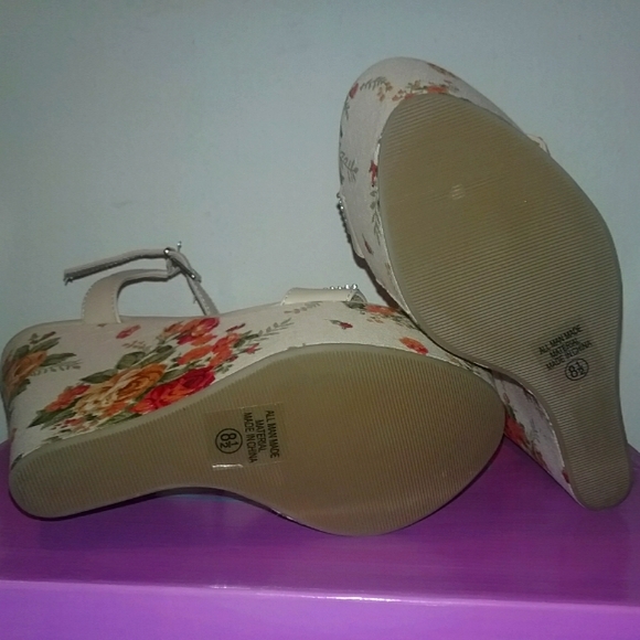 Rhinestone Floral Sandals - Picture 6 of 8